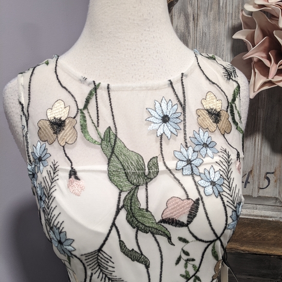 Adrianna Papell Dresses & Skirts - Adrianna Papell floral embroidered sheath dress